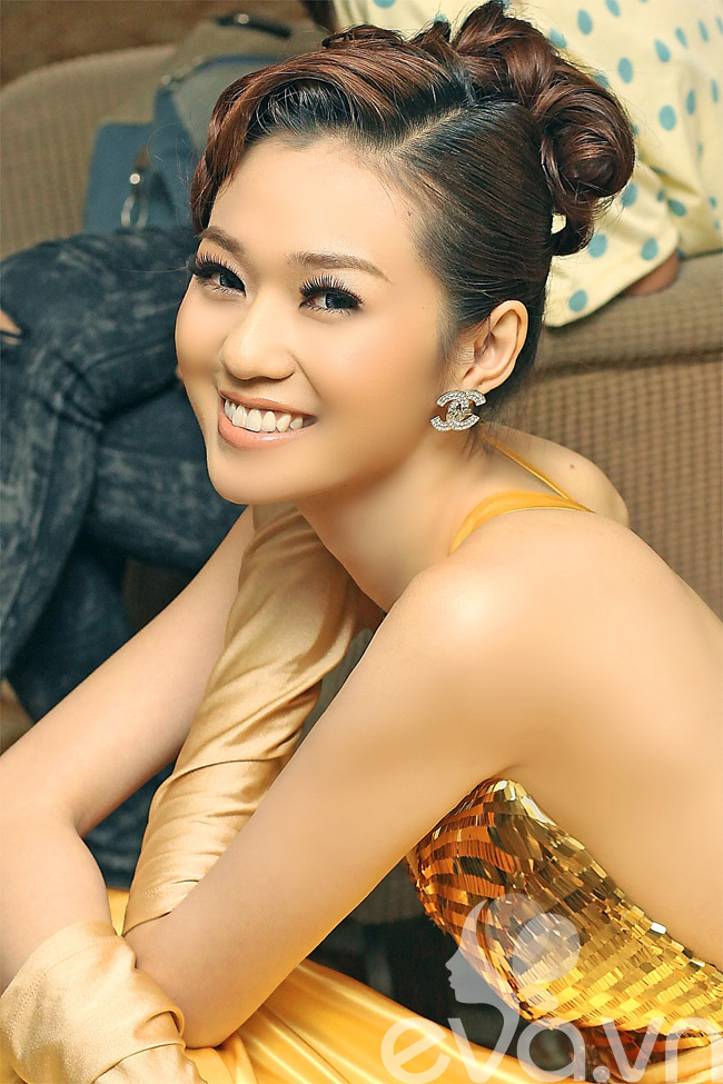 Xuất hiện nhiều trong thời gian qua với phong cách gợi cảm và sang trọng, Khánh My luôn chọn trang phục đầm đuôi cá, cô khoe khéo tấm lưng trần gợi cảm